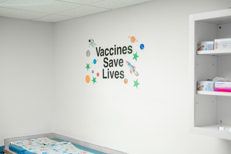 a wall decal that says vaccines save lives